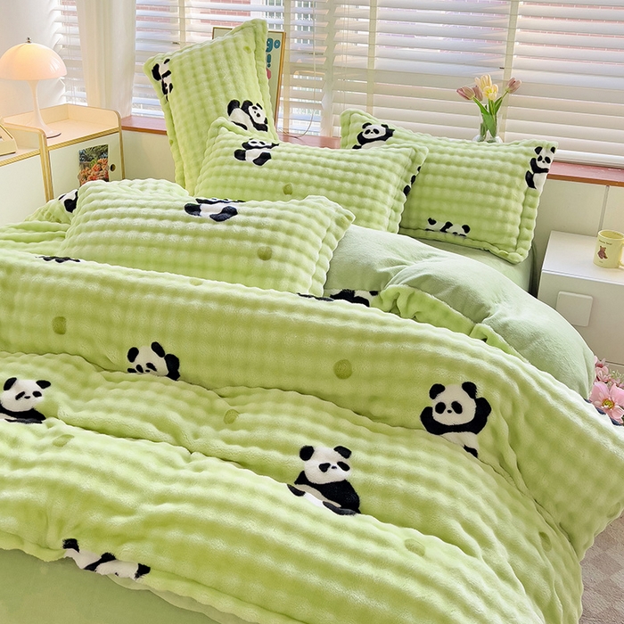 91家纺网 家纺一手货源 找家纺 梵克保罗 2025秋冬新款牛奶绒泡泡绒印花卡通花卉兔毛单被套 熊猫点点-绿