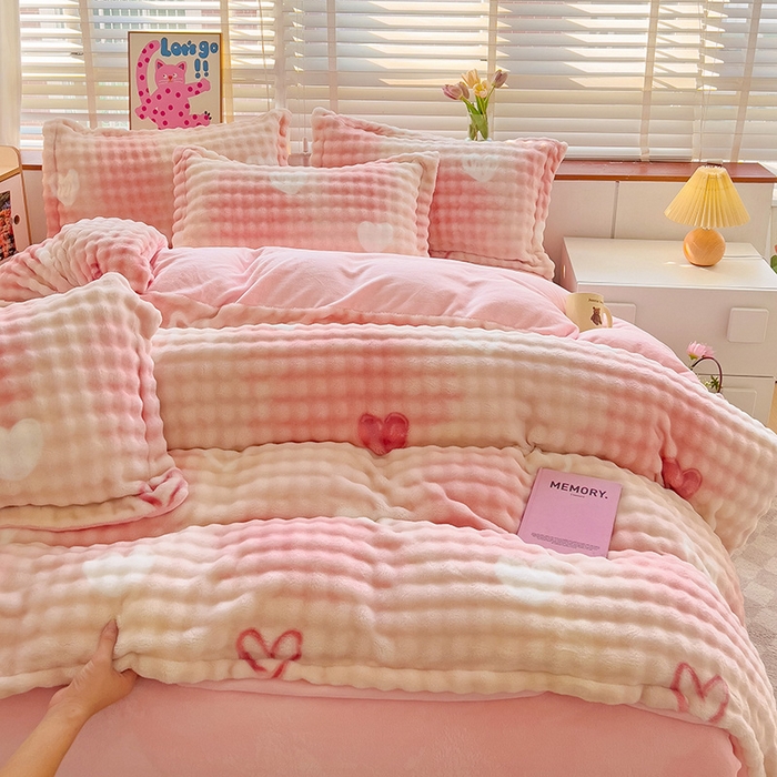 91家纺网 家纺一手货源 找家纺 梵克保罗 2025秋冬新款牛奶绒泡泡绒印花卡通花卉兔毛单被套 爱心泡泡粉