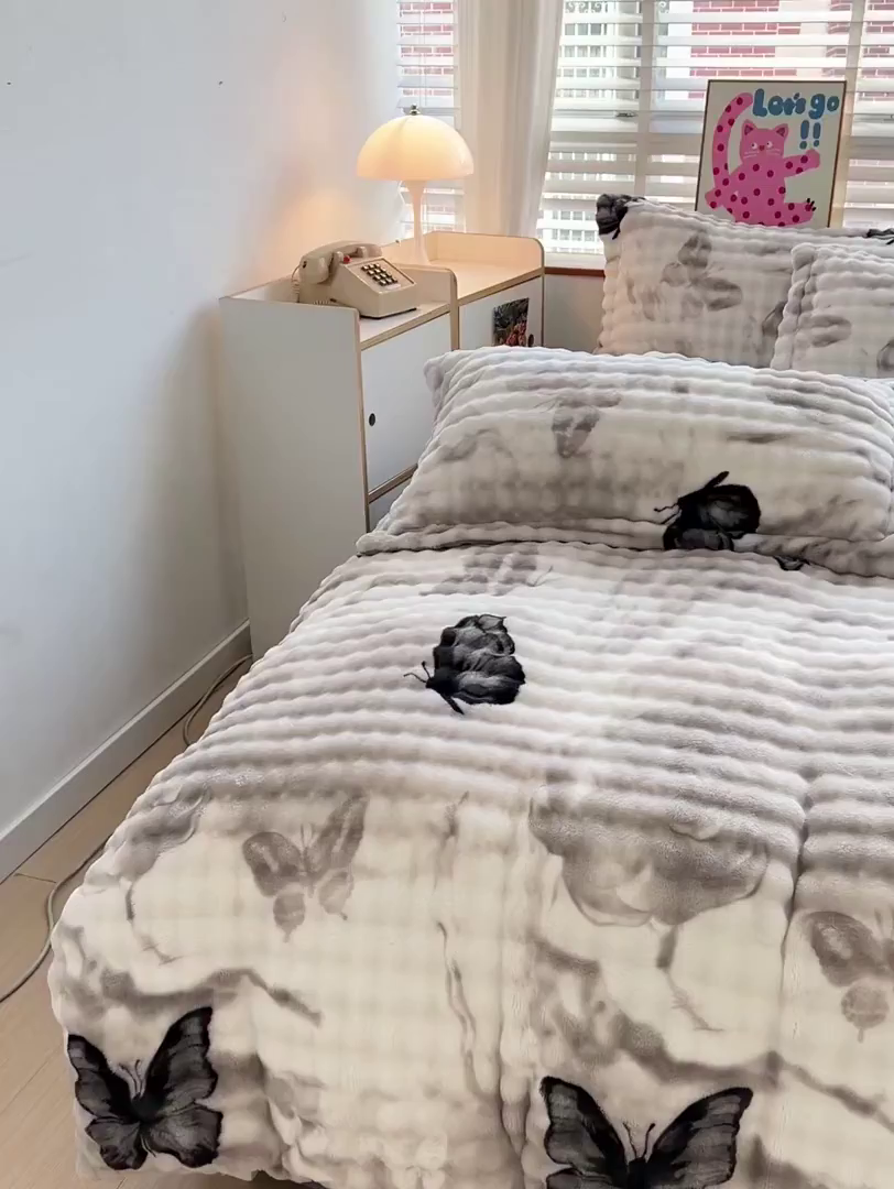 91家纺网 家纺一手货源 找家纺 梵克保罗 2025秋冬新款牛奶绒泡泡绒印花卡通花卉兔毛单被套 蝴蝶灰