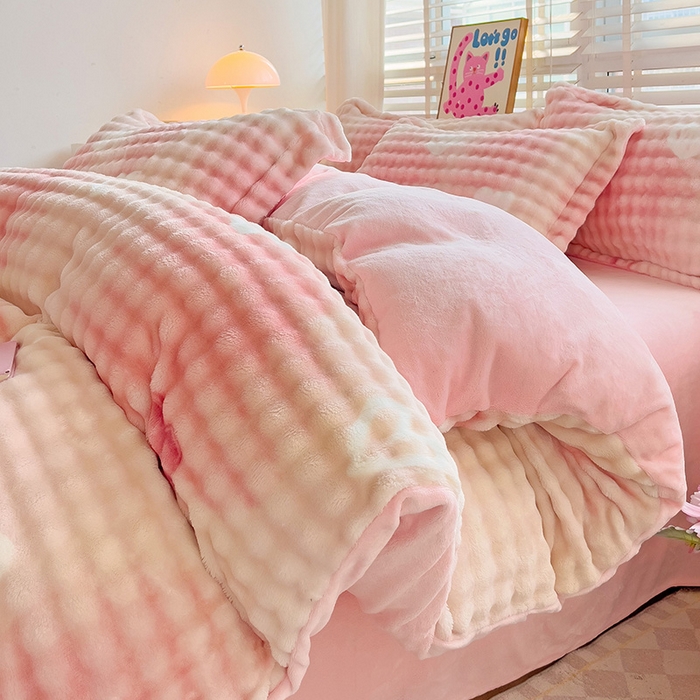 91家纺网 家纺一手货源 找家纺 梵克保罗 2025秋冬新款牛奶绒泡泡绒印花卡通花卉兔毛单被套 爱心泡泡粉