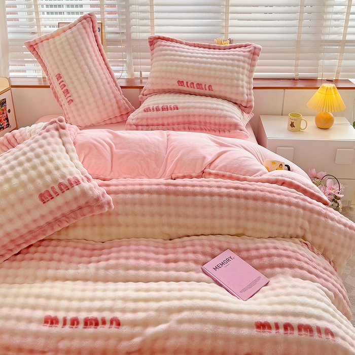 91家纺网 家纺一手货源 找家纺 梵克保罗 2025秋冬新款牛奶绒泡泡绒印花卡通花卉兔毛单被套 粉色空间