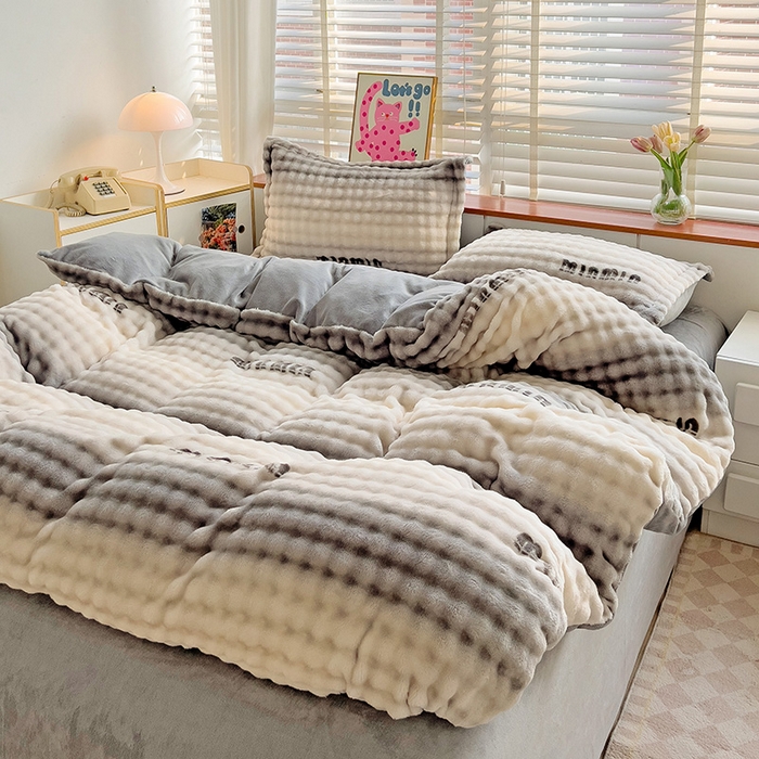 91家纺网 家纺一手货源 找家纺 梵克保罗 2025秋冬新款牛奶绒泡泡绒印花卡通花卉兔毛单被套 灰色空间