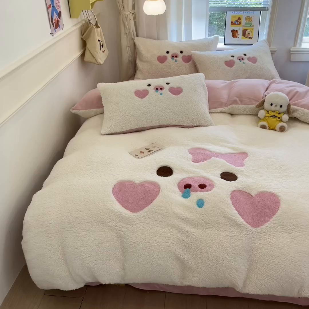 91家纺网 家纺一手货源 找家纺 梓之赫 2025新款大版羊羔绒牛奶绒卡通四件套冬季加厚保暖 爱心猪猪-白粉