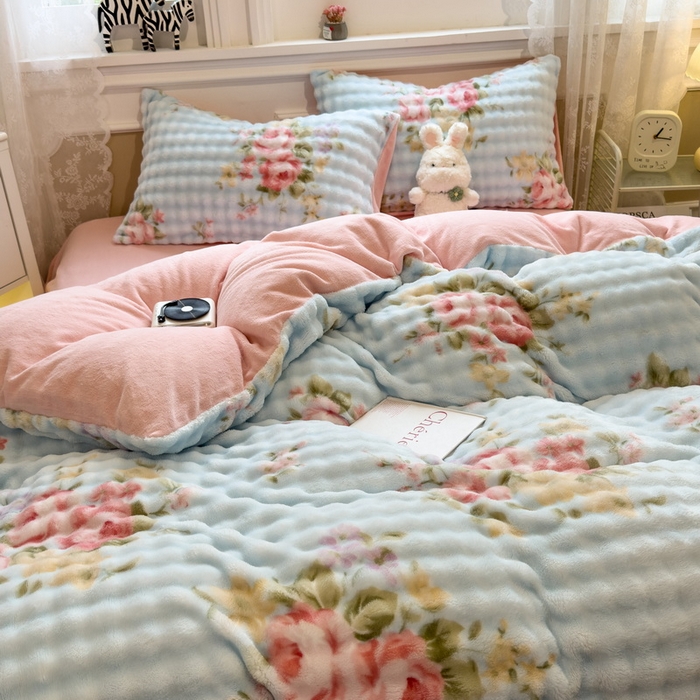 91家纺网 家纺一手货源 找家纺 梵克保罗 2025秋冬新款牛奶绒泡泡绒印花卡通花卉兔毛单被套 蔷薇花
