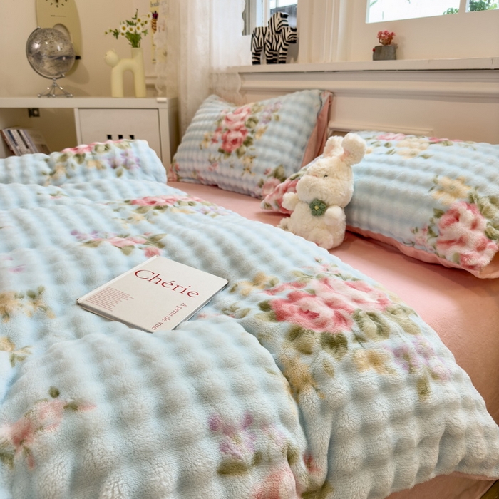 91家纺网 家纺一手货源 找家纺 梵克保罗 2025秋冬新款牛奶绒泡泡绒印花卡通花卉兔毛单被套 蔷薇花