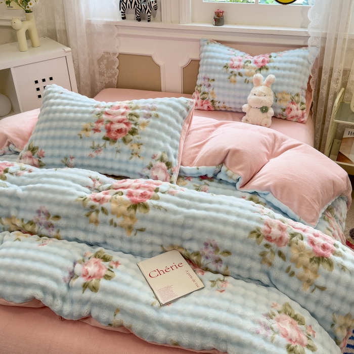 91家纺网 家纺一手货源 找家纺 梵克保罗 2025秋冬新款牛奶绒泡泡绒印花卡通花卉兔毛单被套 蔷薇花