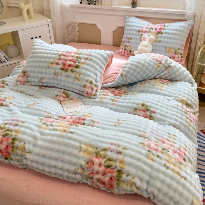 91家纺网 家纺一手货源 找家纺 梵克保罗 2025秋冬新款牛奶绒泡泡绒印花卡通花卉兔毛单被套 蔷薇花