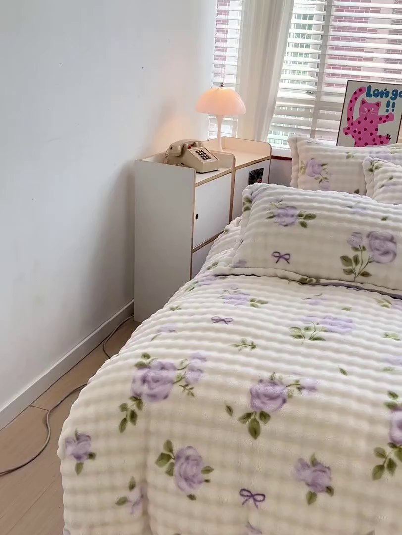 91家纺网 家纺一手货源 找家纺 梵克保罗 2025秋冬新款牛奶绒泡泡绒印花卡通花卉兔毛单被套 田园生活