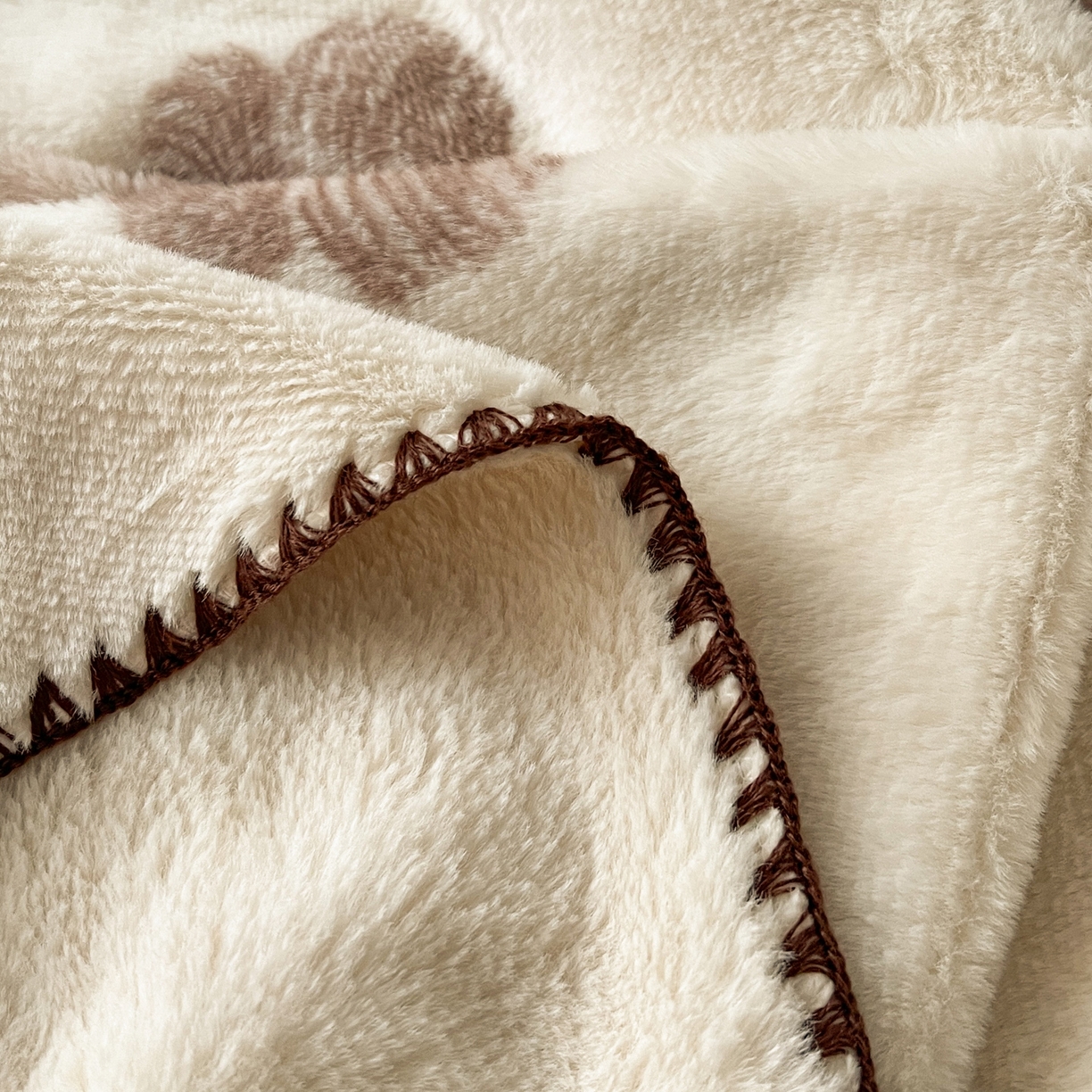 91家纺网 家纺一手货源 找家纺 雅居纺家纺 2025新款贝壳边双面兔绒印花毛毯 毛毯-爱心熊咖