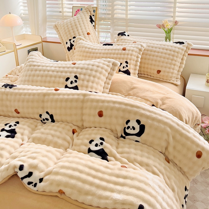 91家纺网 家纺一手货源 找家纺 梵克保罗 2025秋冬新款牛奶绒泡泡绒印花卡通花卉兔毛单被套 熊猫点点-咖