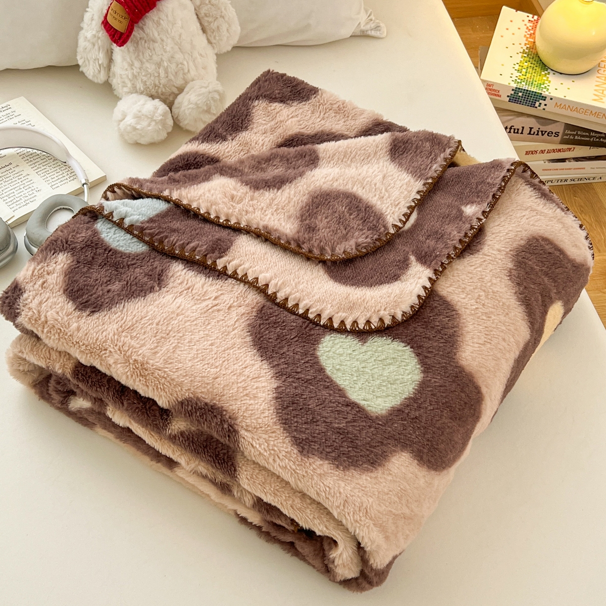 91家纺网 家纺一手货源 找家纺 雅居纺家纺 2025新款贝壳边双面兔绒印花毛毯 毛毯-咖色花朵