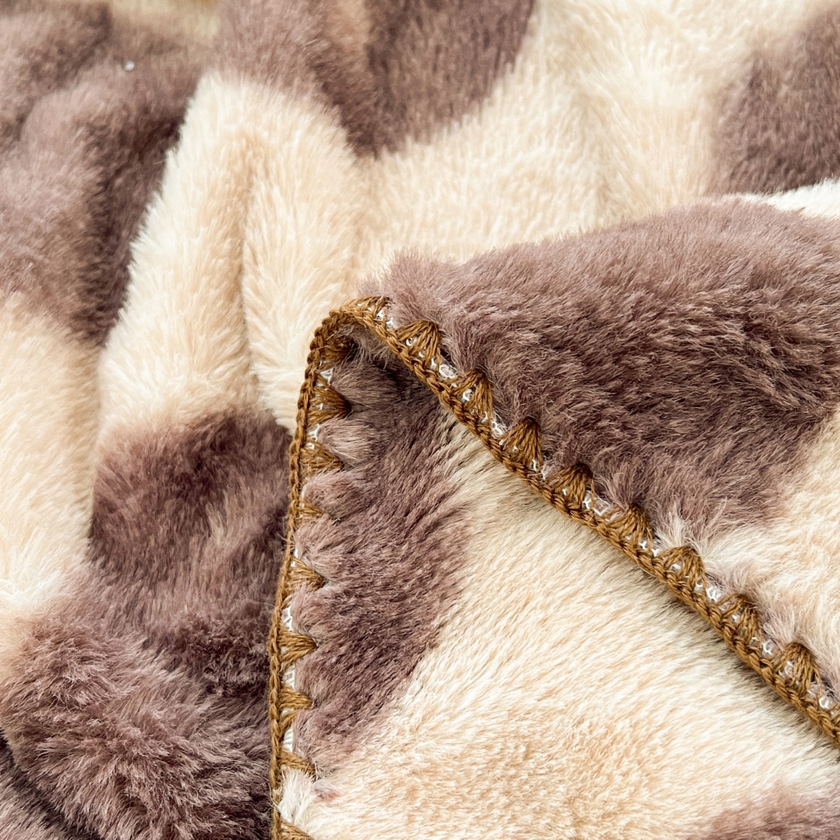 91家纺网 家纺一手货源 找家纺 雅居纺家纺 2025新款贝壳边双面兔绒印花毛毯 毛毯-咖色花朵