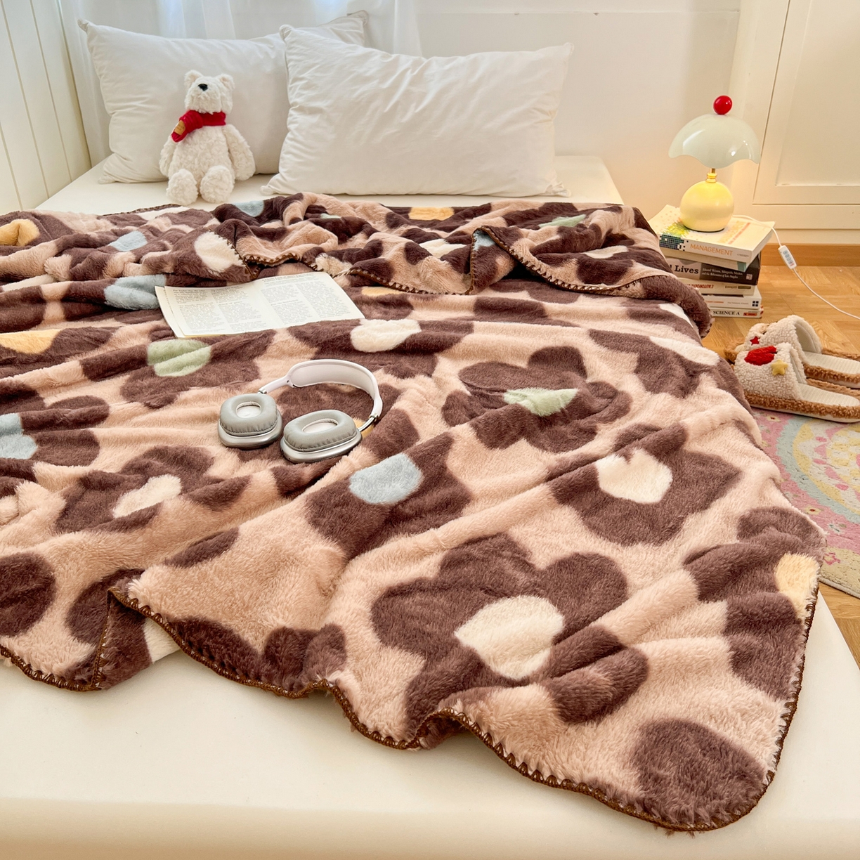 91家纺网 家纺一手货源 找家纺 雅居纺家纺 2025新款贝壳边双面兔绒印花毛毯 毛毯-咖色花朵