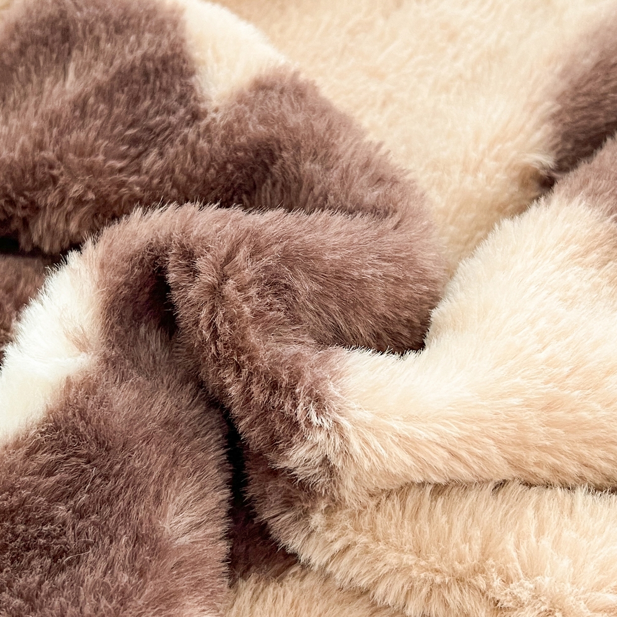 91家纺网 家纺一手货源 找家纺 雅居纺家纺 2025新款贝壳边双面兔绒印花毛毯 毛毯-咖色花朵