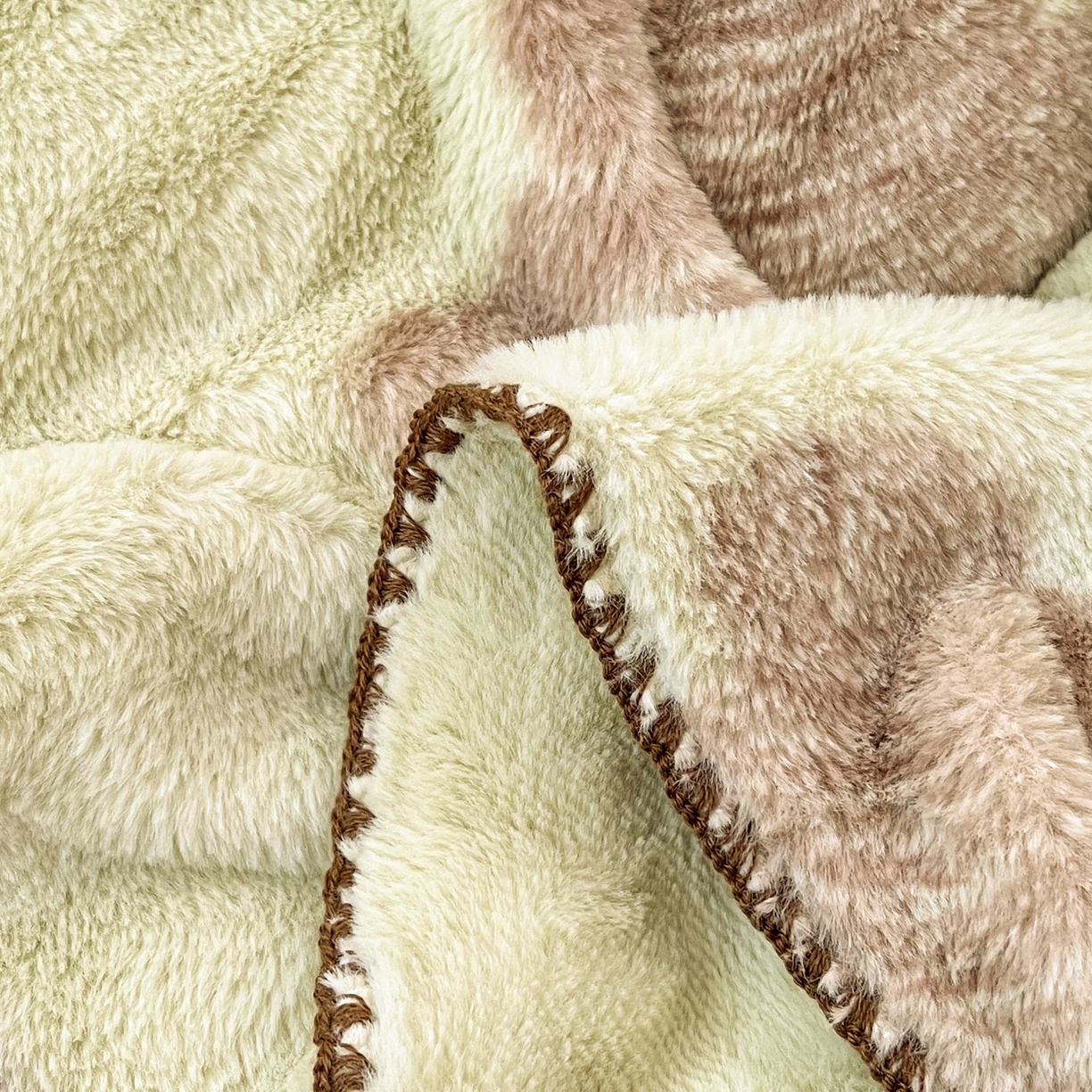 91家纺网 家纺一手货源 找家纺 雅居纺家纺 2025新款贝壳边双面兔绒印花毛毯 毛毯-爱心熊绿