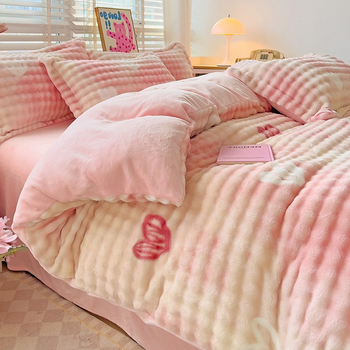 91家纺网 家纺一手货源 找家纺 梵克保罗 2025秋冬新款牛奶绒泡泡绒印花卡通花卉兔毛单被套三件套四件套 爱心泡泡粉