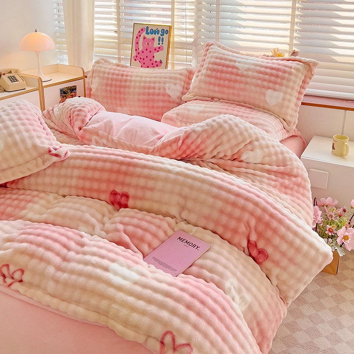 91家纺网 家纺一手货源 找家纺 梵克保罗 2025秋冬新款牛奶绒泡泡绒印花卡通花卉兔毛单被套三件套四件套 爱心泡泡粉