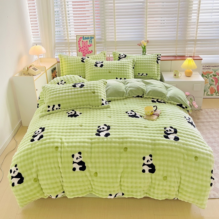 91家纺网 家纺一手货源 找家纺 梵克保罗 2025秋冬新款牛奶绒泡泡绒印花卡通花卉兔毛单被套三件套四件套 熊猫点点-绿