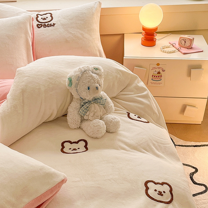 91家纺网 家纺一手货源 找家纺 （总）雅居纺家纺 2025新款高克重牛奶绒毛巾绣四件套-小熊系列