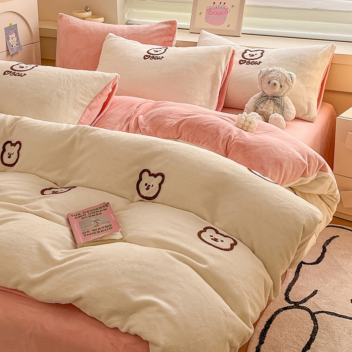 91家纺网 家纺一手货源 找家纺 （总）雅居纺家纺 2025新款高克重牛奶绒毛巾绣四件套-小熊系列