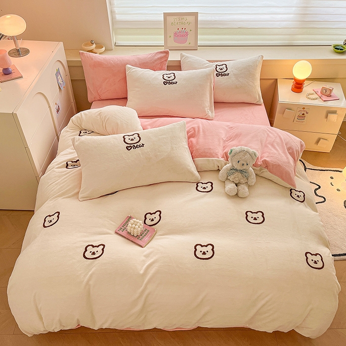 91家纺网 家纺一手货源 找家纺 雅居纺家纺 2025新款高克重牛奶绒毛巾绣四件套-小熊系列 小熊-白粉