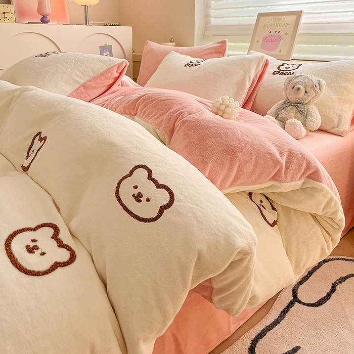 91家纺网 家纺一手货源 找家纺 （总）雅居纺家纺 2025新款高克重牛奶绒毛巾绣四件套-小熊系列