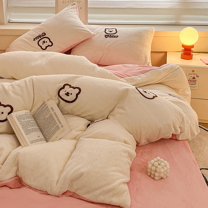 91家纺网 家纺一手货源 找家纺 雅居纺家纺 2025新款高克重牛奶绒毛巾绣四件套-小熊系列 小熊-白粉