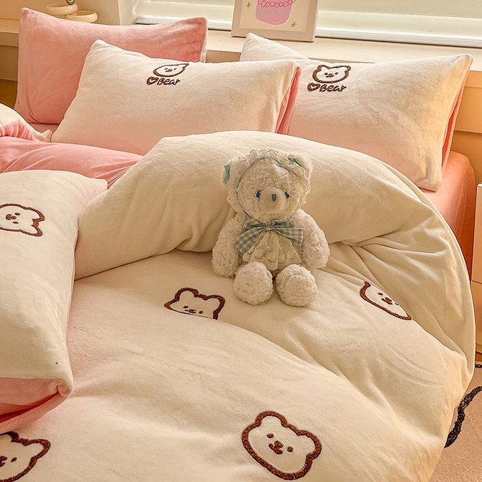 91家纺网 家纺一手货源 找家纺 （总）雅居纺家纺 2025新款高克重牛奶绒毛巾绣四件套-小熊系列