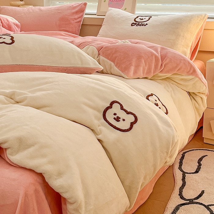 91家纺网 家纺一手货源 找家纺 （总）雅居纺家纺 2025新款高克重牛奶绒毛巾绣四件套-小熊系列