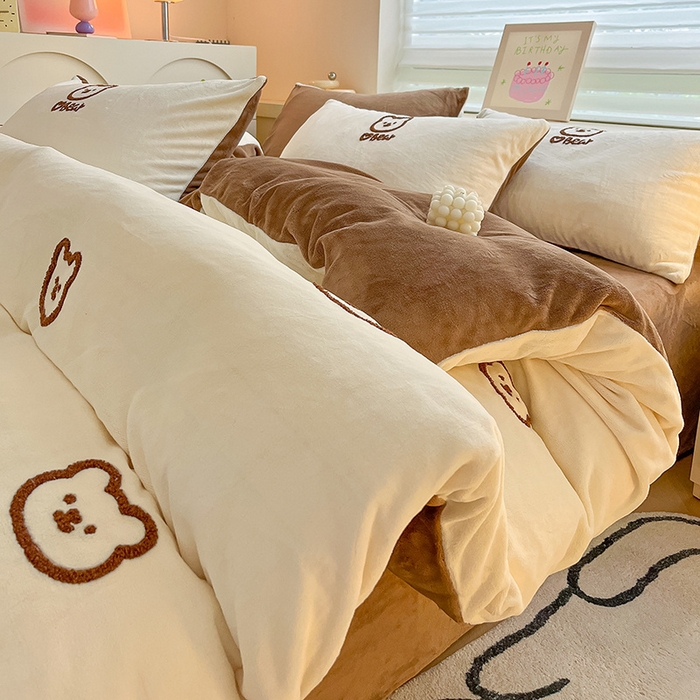 91家纺网 家纺一手货源 找家纺 （总）雅居纺家纺 2025新款高克重牛奶绒毛巾绣四件套-小熊系列