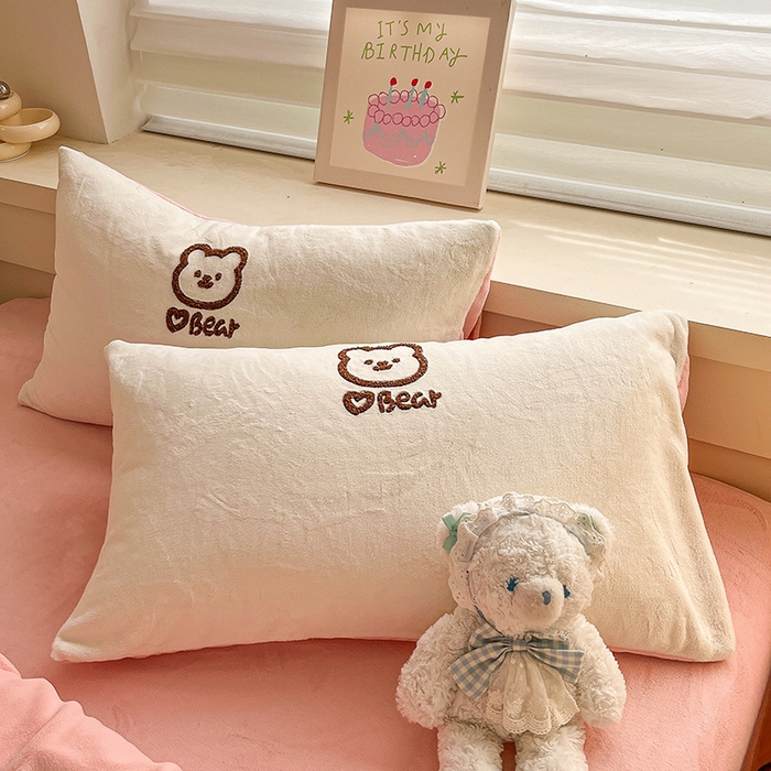 91家纺网 家纺一手货源 找家纺 （总）雅居纺家纺 2025新款高克重牛奶绒毛巾绣四件套-小熊系列