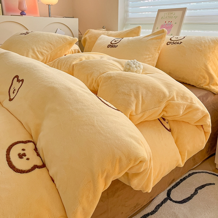 91家纺网 家纺一手货源 找家纺 （总）雅居纺家纺 2025新款高克重牛奶绒毛巾绣四件套-小熊系列