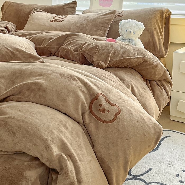 91家纺网 家纺一手货源 找家纺 雅居纺家纺 2025新款高克重牛奶绒毛巾绣四件套-小熊系列 小熊-咖