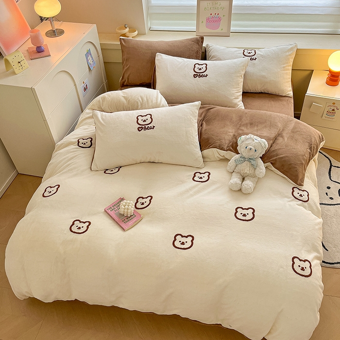 91家纺网 家纺一手货源 找家纺 雅居纺家纺 2025新款高克重牛奶绒毛巾绣四件套-小熊系列 小熊-白咖