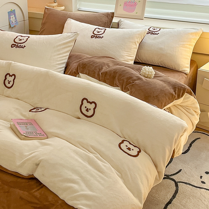 91家纺网 家纺一手货源 找家纺 雅居纺家纺 2025新款高克重牛奶绒毛巾绣四件套-小熊系列 小熊-白咖