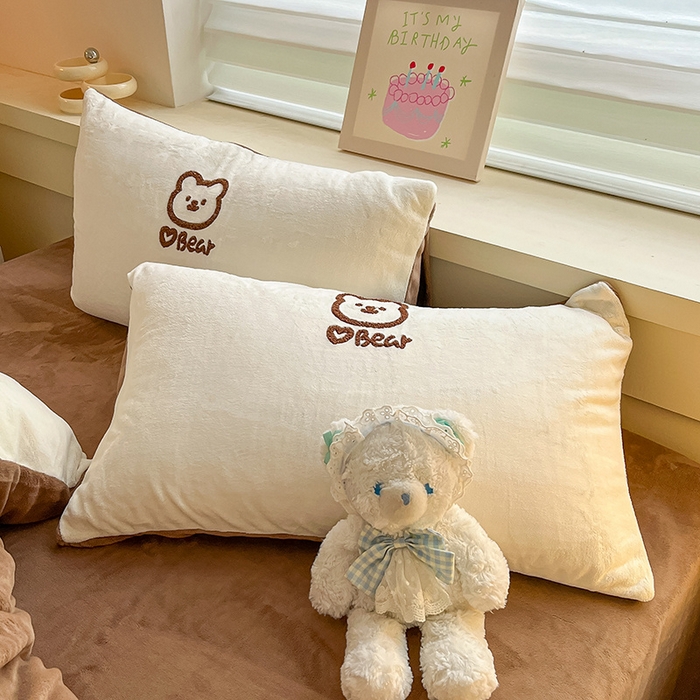 91家纺网 家纺一手货源 找家纺 雅居纺家纺 2025新款高克重牛奶绒毛巾绣四件套-小熊系列 小熊-白咖