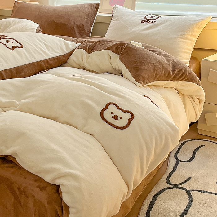 91家纺网 家纺一手货源 找家纺 雅居纺家纺 2025新款高克重牛奶绒毛巾绣四件套-小熊系列 小熊-白咖