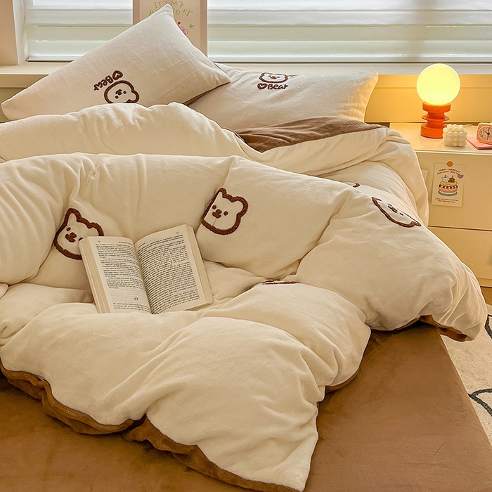 91家纺网 家纺一手货源 找家纺 雅居纺家纺 2025新款高克重牛奶绒毛巾绣四件套-小熊系列 小熊-白咖