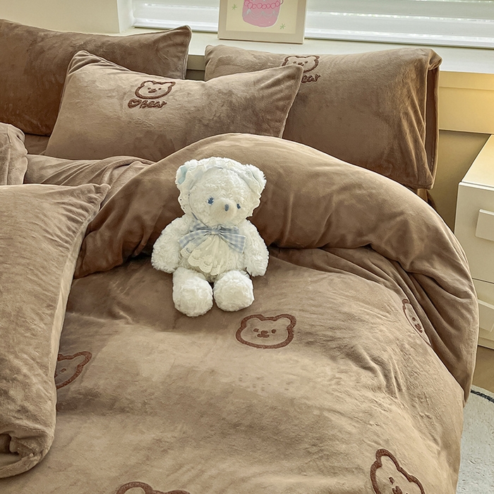 91家纺网 家纺一手货源 找家纺 雅居纺家纺 2025新款高克重牛奶绒毛巾绣四件套-小熊系列 小熊-咖