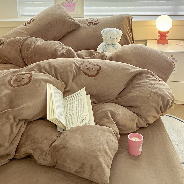 91家纺网 家纺一手货源 找家纺 雅居纺家纺 2025新款高克重牛奶绒毛巾绣四件套-小熊系列 小熊-咖