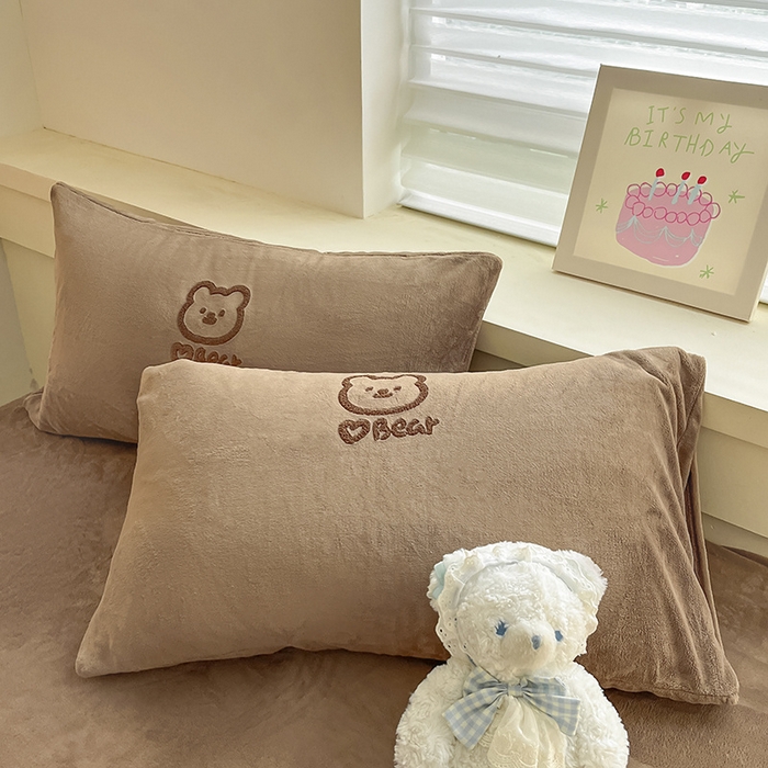 91家纺网 家纺一手货源 找家纺 雅居纺家纺 2025新款高克重牛奶绒毛巾绣四件套-小熊系列 小熊-咖