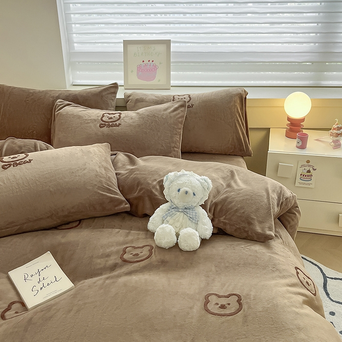 91家纺网 家纺一手货源 找家纺 雅居纺家纺 2025新款高克重牛奶绒毛巾绣四件套-小熊系列 小熊-咖