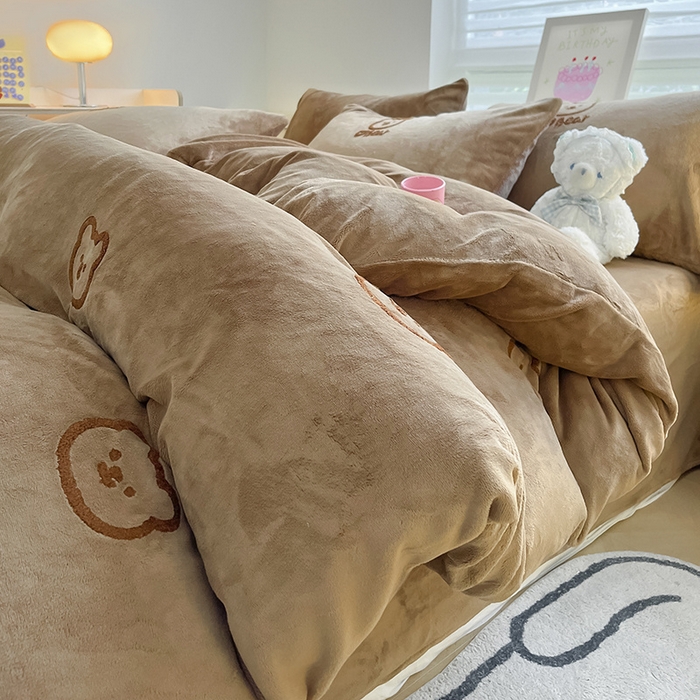 雅居纺家纺 2025新款高克重牛奶绒毛巾绣四件套-小熊系列 小熊-咖