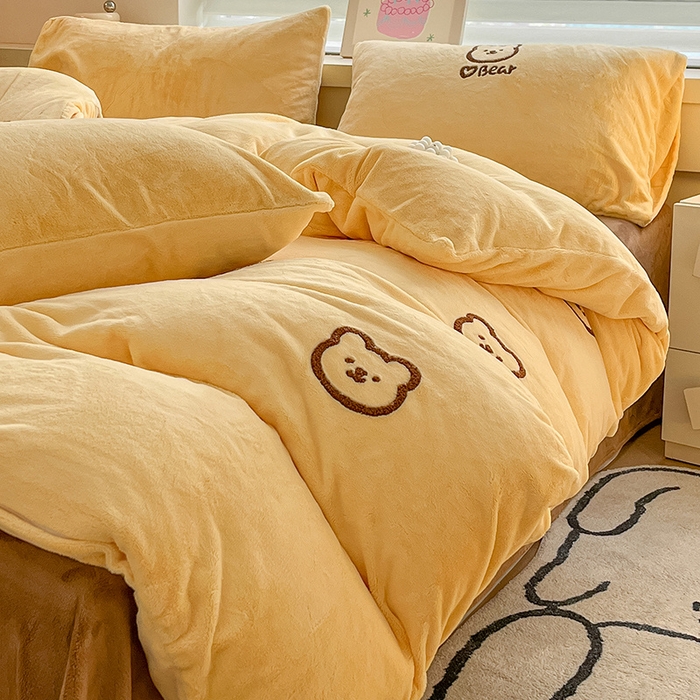 91家纺网 家纺一手货源 找家纺 雅居纺家纺 2025新款高克重牛奶绒毛巾绣四件套-小熊系列 小熊-黄咖