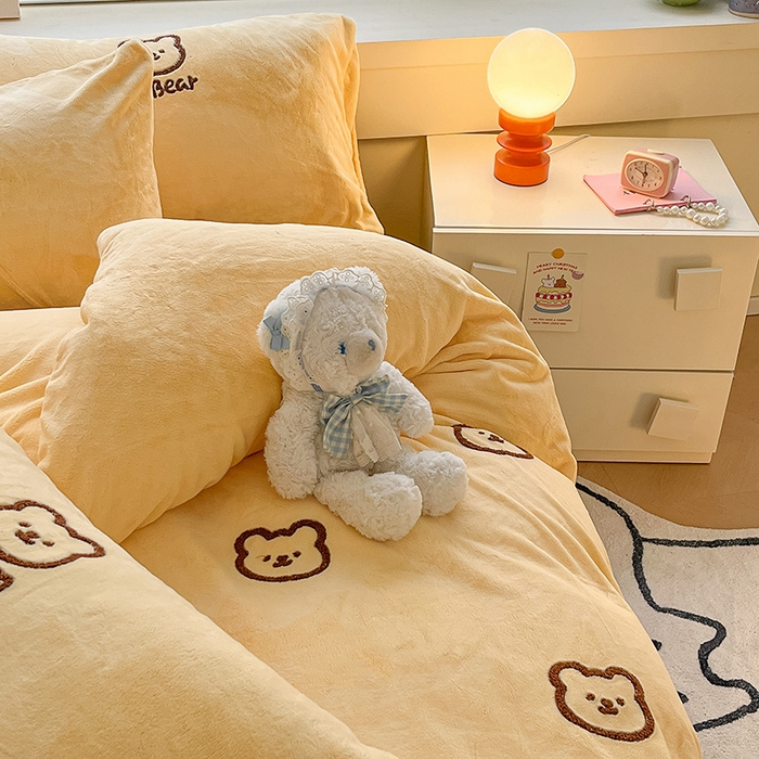 91家纺网 家纺一手货源 找家纺 雅居纺家纺 2025新款高克重牛奶绒毛巾绣四件套-小熊系列 小熊-黄咖