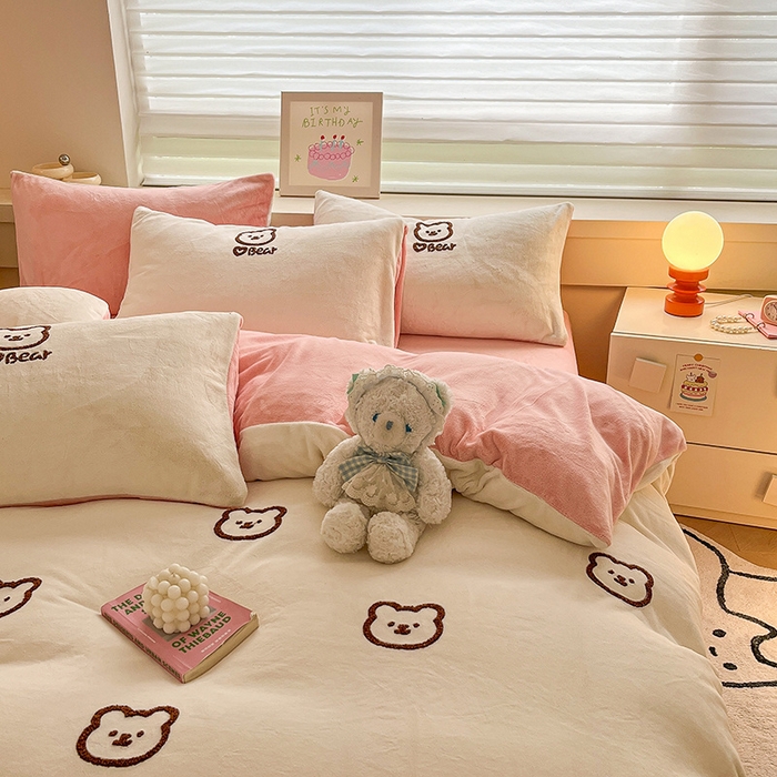 91家纺网 家纺一手货源 找家纺 雅居纺家纺 2025新款高克重牛奶绒毛巾绣四件套-小熊系列 小熊-白粉