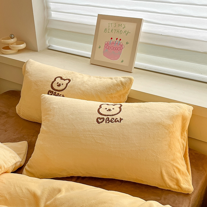 91家纺网 家纺一手货源 找家纺 雅居纺家纺 2025新款高克重牛奶绒毛巾绣四件套-小熊系列 小熊-黄咖