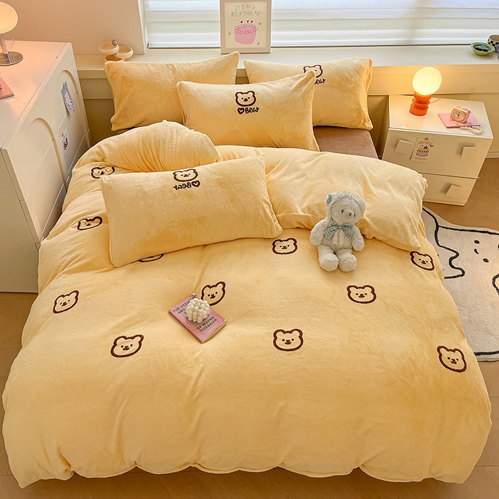 91家纺网 家纺一手货源 找家纺 雅居纺家纺 2025新款高克重牛奶绒毛巾绣四件套-小熊系列 小熊-黄咖