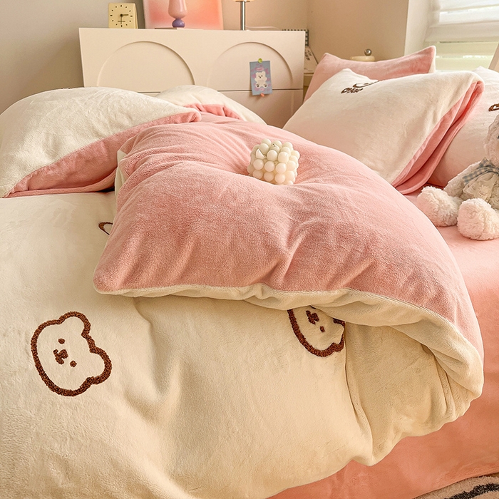 91家纺网 家纺一手货源 找家纺 雅居纺家纺 2025新款高克重牛奶绒毛巾绣四件套-小熊系列 小熊-白粉