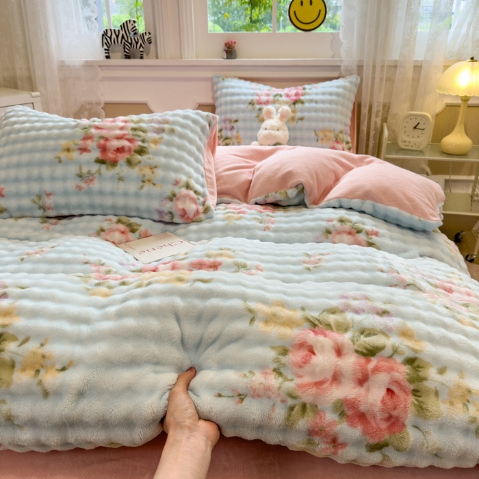 91家纺网 家纺一手货源 找家纺 梵克保罗 2025秋冬新款牛奶绒泡泡绒印花卡通花卉兔毛单被套三件套四件套 蔷薇花